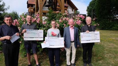 Bild: le
Freude und Dankbarkeit standen bei der Spendenübergabe von Erich Schieder am Glockenturm in Ellenbach im Mittelpunkt. Von links: Pfarrer Max Früchtl, Sebastian Reil, Kristina Schaller, Erich Schieder und Pfarrer Wilfried Römischer.