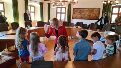 Bild: sne
Typisch amerikanisch verteilte US-Botschafterin Amy Gutmann High-Fives für die Gesangseinlage des katholischen Kindergartens.