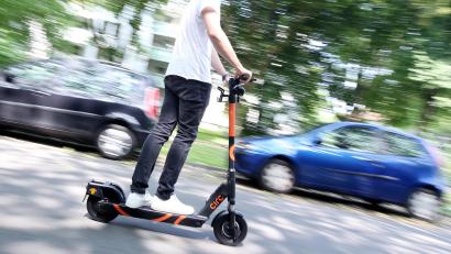 Bild: Roland Weihrauch/dpa
Auch ein E-Scooter braucht Versicherungsschutz.
