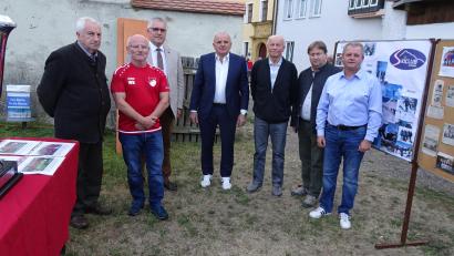 Bild: hm
Zahlreiche Ehrengäste gratulierten zum Vereinsjubiläum. Das Bild zeigt (von links) Schirmherr Albert Maier, zweiten Vorsitzenden Bernhard Weiß, Bürgermeister Richard Tischler, Lothar Derr vom FC Grünsfeld, Josef Lippert, Hermann Müller und SpVgg-Vorsitzenden Wolfgang Strehl.