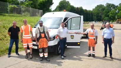 Archivbild: bey
Im Jahr 2021 gab es für den Bauhof ein neues Fahrzeug. Bis der bestellte E-Kombi für Bauamtsleiter Uli Rupprecht (links) geliefert wird, wird es wohl noch einige Zeit dauern.