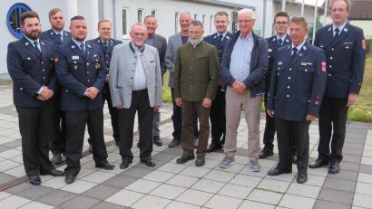 Bild: adj
Die Geehrten des Feuerwehrvereins mit den Gratulanten.
