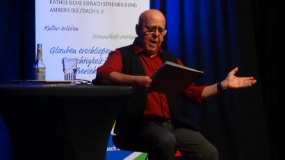 Bild: hka
"Sterben ist eigentlich gar nicht so schlecht, sonst würden es nicht so viele tun". Alfred Gerhards spricht im Capitol mit Humor über das Tabu-Thema Tod..