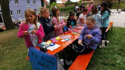 Bild: gz
An den Tischen bastelten die Kinder fleißig bunte Armbänder.