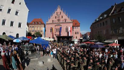 Archivbild: Bernd Müller
Bei der Eröffnung des Altstadtfestes ist, wie hier am Geschichtsbrunnen vor dem Rathaus 2016, meist auch eine Abordnung der 2. Schwadron des 4. US-Kavallerieregiments aus Vilseck – die Partnereinheit der Stadt – dabei.