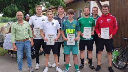 Bild: hme
Die teilnehmenden Mannschaft bei der Siegerehrung in Neudorf. Links Organisator und stellvertretender Vorsitzender Andreas Schärtl, rechts Vorsitzender Richard Zeiler.