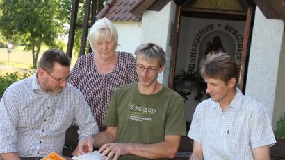 Bild: kro
Walter Heindl, Rosemarie Burger, Andreas Kunz und Vorsitzender Matthias Wurm (von links) beim Studieren der Vereinsunterlagen.