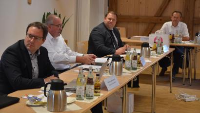 Bild: jr
Der Bezirksausschuss des Bezirkstags Oberpfalz tagte am Mittwochnachmittag im Informations- und Begegnungszentrum Konnersreuth. Mit dabei waren (von links) Regierungsvizepräsident Florian Luderschmid, Bezirkstagspräsident Franz Löffler, Bezirksheimatpfleger Dr. Tobias Appl und der Oberpfälzer Kulturreferent Richard Gaßler.