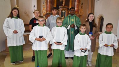 Bild: no
Hinten (von links): Oberministrantin Klara Riederer, Michael Stollner, Moritz Habermehl, Pfarrvikar Thomas Sanikommula und Merle Neudecker sowie vorne (von links)Leonhard Pesold, Josephine Pesold. Hannes Glaser und Greta Glaser.