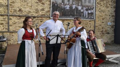 Bild: Stadt Schönsee/exb
Monika Bayer, Maria Spitzhirn und Martin Ebenhöch machten mit Zweiten Bürgermeister Andreas Hopfner ihre Späßchen auf der Bühne.