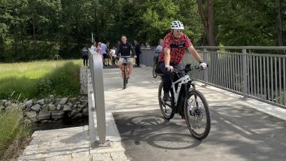 Bild: Landratsamt Wunsiedel/exb
Der Egerradweg bei Fischern kann jetzt befahren werden. Darauf weist das Landratsamt Wunsiedel hin.