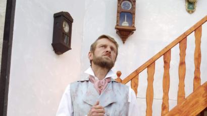 Bild: u
Phileas Fogg (Christian Gnan) startet heute um 20 Uhr auf der Freilichtbühne im Hirschauer Schlosshof zu seiner Abenteuerreise „In 80 Tagen um die Welt“.