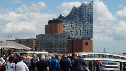 Bild: prh
Der VdK-Ortsverband Neustadt/WN bei der Besichtigung der Plaza der Elbphilharmonie.