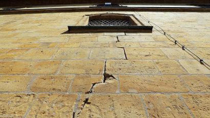 Bild: Wolfgang Steinbacher
Die bereits heute deutlich sichtbaren Risse in der Mitte der Bergkirche, die sich im Inneren von einer bis zur anderen Seite unter dem jeweils dritten Fenster ziehen, sind mit ein Grund, warum die IG Unser Berg den Bau eines Hotels am Mariahilfberg ablehnt.