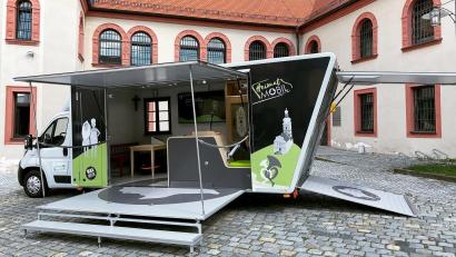 Bild: Bezirk Oberpfalz/Florian Schwemin/exb
Die Kultur- und Heimatpflege des Bezirks Oberpfalz geht mit ihrem Heimatmobil in der Woche vom 18. bis 22. Juli im Landkreis Neustadt/WN auf große Landkreistour.