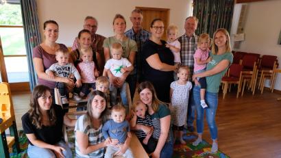 Bild: le
Die Eltern-Kind-Gruppen in Floß freuen sich über die Spende des Männervereins.