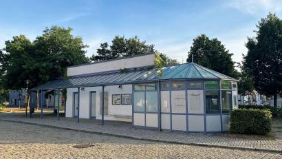 Bild: stg
Der bestehende ungenutzte Kiosk am Primianusplatz soll abgebrochen werden, entstehen soll ein Infopoint.