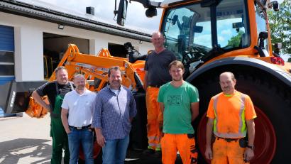 Bild: do
Nach der ersten Probefahrt freuen sich die Vertreter der Lieferfirma und die künftigen Nutzer über den vielseitig einsetzbaren neuen Kommunaltraktor der Marke Fendt.