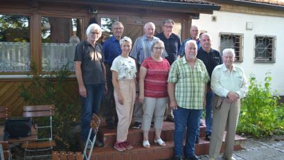 Bild: kki
Der neue Vorstand der SPD mit seinen Vertretern im Gemeinderat Anja Scharnagl (zweite Reihe, links) und Martin List (rechts). Vorsitzender Karl Kick (vorne, links) wird im Amt bestätigt.