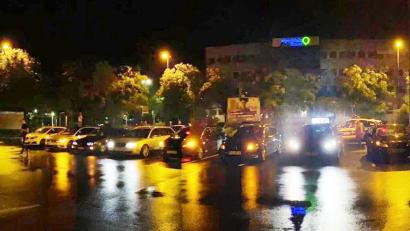 Bild: exb/Sebastian R.
Am Naabwiesenparkplatz in Weiden wollen die Tuner eines verstorbenen Freundes gedenken. Die Polizei vertreibt sie und nennt Gründe.