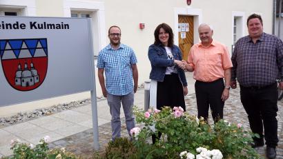 Bild: bkr
Der Gemeinderat bestellte Sonja König zur neuen Standesbeamtin. Bürgermeister Kopp, selbst eingeschränkt befugter Standesbeamter für Trauungen, gratulierte ihr zusammen mit Standesamtsleiter Christoph Östreicher (links) und Georg Redl (rechts).