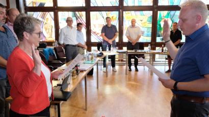 Bild: do
Mit der Vereidigung durch Bürgermeister Jürgen Kürzinger wurde Silva Schecklmann offiziell in den Marktgemeinderat aufgenommen