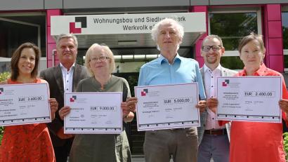 Bild: gf
Spendenschecks erhielten (von links): Kathrin Morgenstern, Leiterin des Studiens- und Career-Service der OTH, SkF-Vorsitzende Marianne Gutwein, Tafel-Vorsitzender Bernhard Saurenbach sowie Vorsitzende der Werkvolk-Kierner-Stiftung Dagmar Kierner. Dahinter die Vorstände des Werkvolks: Wolfgang Erb (Zweiter von rechts) und Steffen Schulze (Zweiter von links).