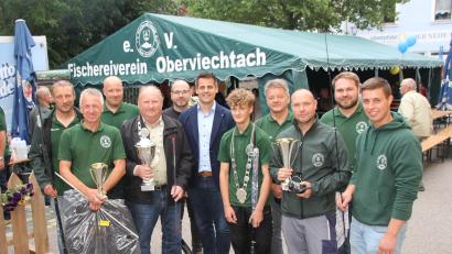 Bild: Fröhlich/exb
Den Titel des Fischerkönigs holte sich in diesem Jahr Josef Schmid (Vierter von links). Jugendkönig 2022 wurde Tim Pilarczek. Mit auf dem Bild auch die Bestplatzieren beim Gemeinschaftsfischen und Bürgermeister Rudolf Teplitzky (Bildmitte).