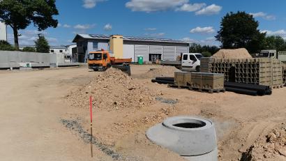 Bild: Portner
Das Jahnstadion an der Doktor-Eisenbarth-Schule gleicht wenige Monate vor dem Abschluss der Generalsanierung einer Großbaustelle. Bis Dezember muss alles fertig sein, auch die 400-Meter-Laufbahn (links).
