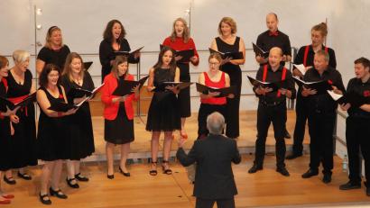 Bild: Hirsch
In der voll besetzten Marienkirche präsentierte das Vokalensemble "Auftakt" ein gefühlvoll-schwärmerisches und zugleich beschwingtes Programm.