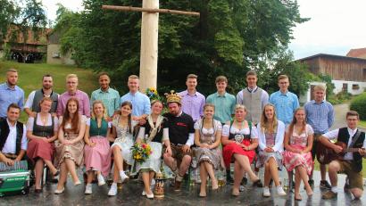 Bild: I. Rauscher
Die Adlholzer Kirwapaare freuten sich mit ihrem neuen Oberkirwapaar Alina Zwack und Daniel Härtl (vorne sitzend in der Bildmitte), den beiden Kirwawirten sowie den Musikanten über eine gelungene Kirwa 2022.