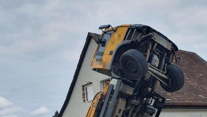 Bild: Freiwillige Feuerwehr Griesau
In Pfatter im Landkreis Regensburg ist ein Lastwagen umgekippt. Er ragte senkrecht neben einem Wohnhaus in die Höhe