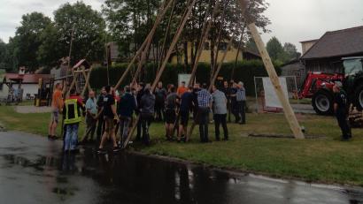 Bild: amö
Mit Muskelkraft wird der Kirwabaum hochgestemmt.