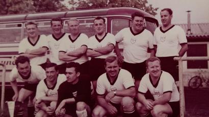 Bild: Archiv J. Delle/exb
So präsentierte sich Schall'ke in der Gründerzeit (kniend, von links). Edi Brandl, Dietmar Kraus, Walter Zimmermann, Peter Loohs, Sepp Fuchs; 
stehend (von links): Helmut Sommer, Hans Steger, Fritz Brunner, Bernhard Pirkl, Otto Presl, Richard Hermann.