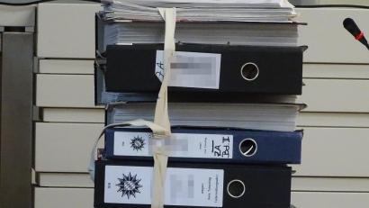 Bild: Houschka
Ein Aktenstapel, in dem die Leiden eines kleinen Mädchens zusammengefasst sind. Was die Kripo Amberg ermittelte und niederschrieb, wird nun dem Bundesgerichtshof für seine Entscheidung zur Verfügung stehen.