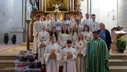 Bild: exb/Michaela Staufer
Pater Martin (vorne rechts) nahm Korbinian Blei und David Monath (erste Reihe) in die Schar der Fuchsmühler Ministranten auf. Andreas Trißl und Lena Scharf (letzte Reihe, Mitte) wurden für jeweils zehnjährigen Ministrantendienst geehrt.