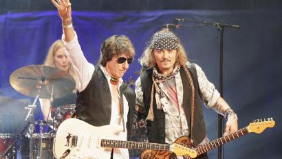 Archivbild: Raph Pour-Hashemi/dpa
Der britische Gitarrist Jeff Beck (l) und US-Schauspieler Johnny Depp treten in der Royal Albert Hall auf.