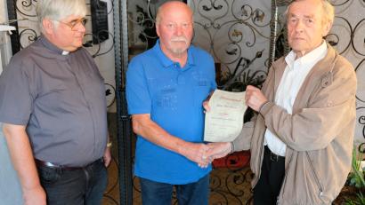 Bild: do
Seit 25 Jahren ist Anton Weidner (Bildmitte) Mitglied des Kapellenbauvereins. Es gratulierten Vorsitzender Bruno Uhl (rechts) und Stadtpfarrer Thomas Jeschner.