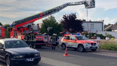 Bild: Christine Ascherl
Mit der Drehleiter befreien Feuerwehr und Sanitäter einen Mann aus einer Baugrube in der Mooslohstraße.