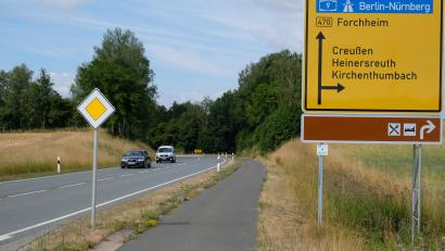 Bild: do
Die Straßenbaubehörde plant zwischen Kirchenthumbach und Eschenbach eine Fahrbahnsanierung der B 470 und den Bau einer Einfädelungsspur der S 2120 in die B 470 östlich des Hauptortes. Die Planung zur Verkehrsumleitung durch Kirchenthumbach sorgt im Marktgemeinderat für erhebliche Unruhe.