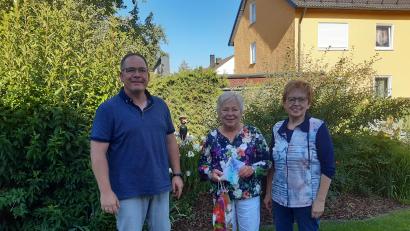 Bild: bk
Johanna Krauß und Mirko Bertl sagen Dankeschön an die langjährige Kassenverwalterin Barbara Fastner (von rechts)