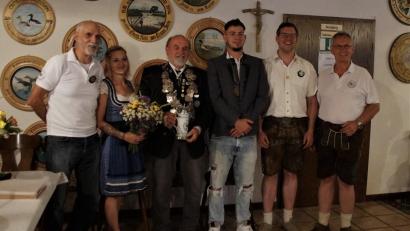 Bild: Johannes Schweiger/exb
Fritz Loew, Vanessa Hierl, Josef, Kurzwart, Jonathan Schmid, Stefan Widder und Hans-Erich Jenke (von links) sind hier nach der Königsproklamation der Armbrustschützen zu sehen.