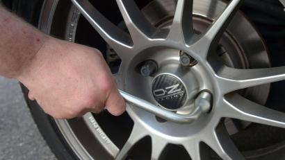 Symbolbild: Peter Steffen/dpa
Vier Radmuttern wurden am Auto einer 40-Jährigen gelöst. Die Frau bemerkte die Tat noch rechtzeitig.