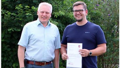 Bild: lep
Bürgermeister Jürgen Kürzinger wünscht dem neuen Integrationsbeauftragten Jan Wiltsch alles Gute für sein Ehrenamt.