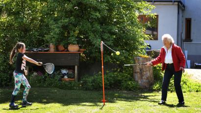 Symbolbild: Andreas Arnold/dpa
Das ist ein Miteinander, das nicht unterschätzt werden darf. "Großeltern sind wertvoll", sagt Regina Träger, Leiterin der Beratungsstelle für Kinder, Jugendliche und Eltern Weiden-Neustadt.