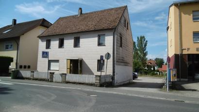 Bild: mma
Schon lange steht das Haus der Familie Seidel in Hahnbach leer. Nun soll es abgerissen werden, damit hier Parkplätze geschaffen werden können.