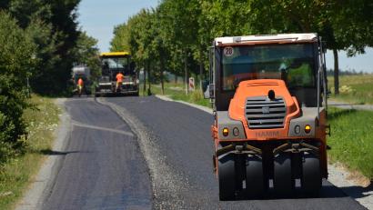 Bild: dob
Die Straße "Am Bahndamm" ist ein wichtiger Zubringer im Westen. Jetzt wurde der Straßenzug verbreitert und wird neu asphaltiert.