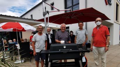 Bild: gz
AWO-Vorsitzender Fritz Möstl dankt Kassier Egbert Kohl, Vorsitzenden Herbert Lanz, Schriftführer Gregor Härtl und Stellvertreter Peter Kleber (von rechts) für die Spende.