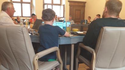 Bild: tk
CSU-Fraktionsvorsitzender Matthias Schöberl (rechts) machte im Hauptverwaltungs- und Finanzausschuss Politik, sein sieben Jahre alter Sohn Hausaufgaben.