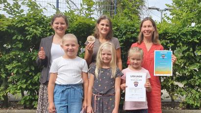 Bild: Max-Josef-Grundschule/exb
Corinna Loewert (hinten von links), Silke Kick und Kerstin Bayerl zusammen mit den geehrten Schülerinnen (vorne von links): Paula Ertl, Luisa Gassner sowie Sophie Galiev (nicht auf dem Foto ist Karlotta Heckmann).